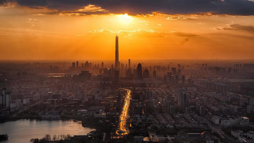 纸飞机飞不出城市的故事_纸飞机飞不出城市完整版简短